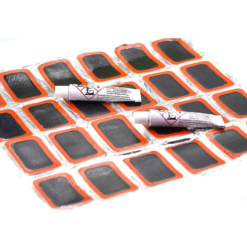 Maxxus Kit de Réparation Vélo - 24 Rustines Rectangulaires + 2 Tubes de Colle | Réparation Rapide et Durable -Ventes de pièces de vélo 24 rustines rectangulaire 2 tubes de colle 2