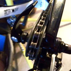 PEDROS Dépose Chaîne Pour La Protection Du Cadre Vélo - Outil de Maintenance pour Chaînes de 1 à 12 Vitesses -Ventes de pièces de vélo depose chaine pour la protection du cadre velo 1